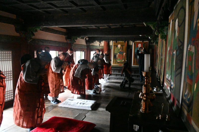 DSC_6749 승보종찰 송광사를 참배하는 순례대중(국사전)